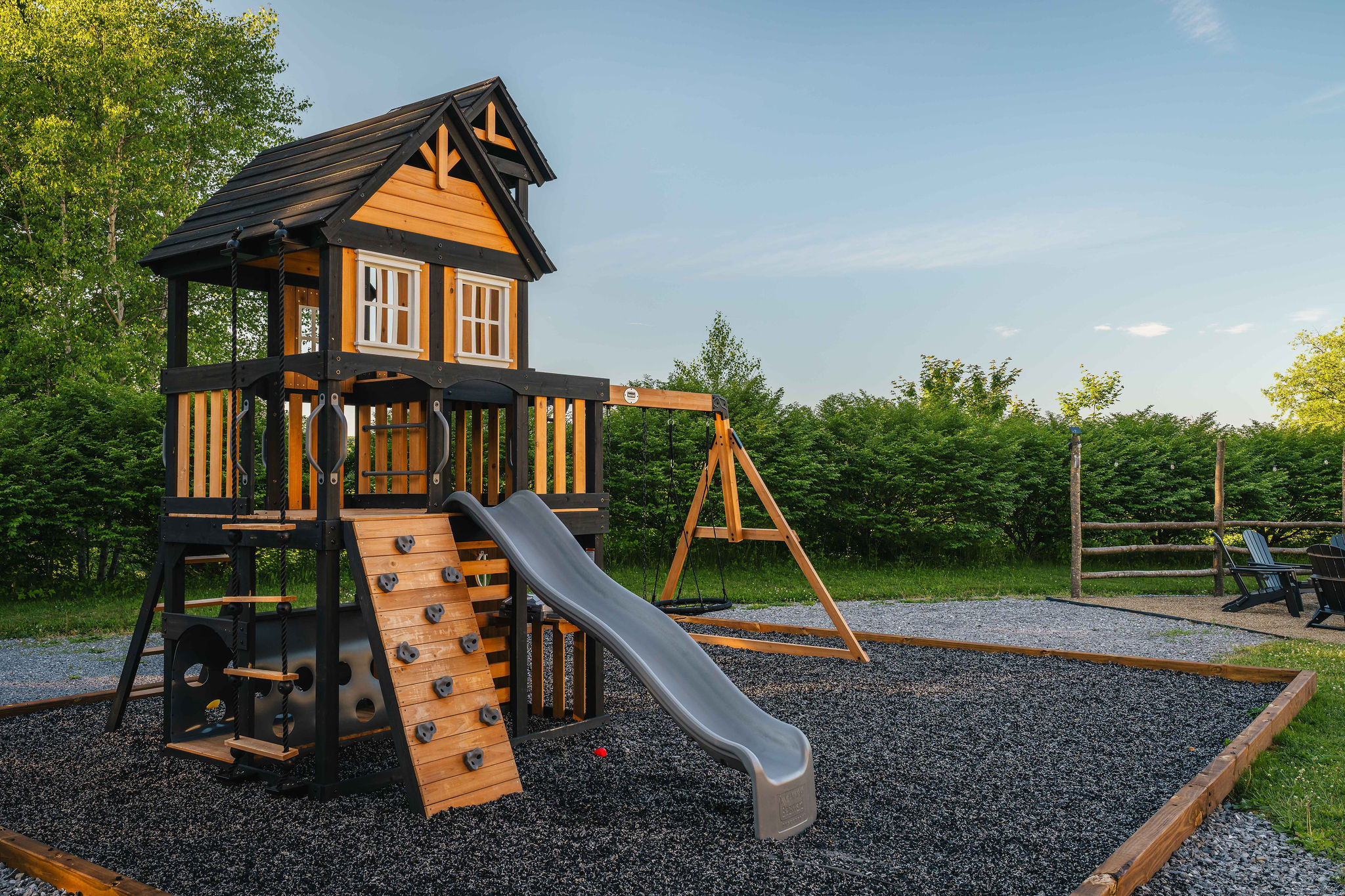 🛝 Full play set — treehouse, swings, climbing wall, and slide for the kids.