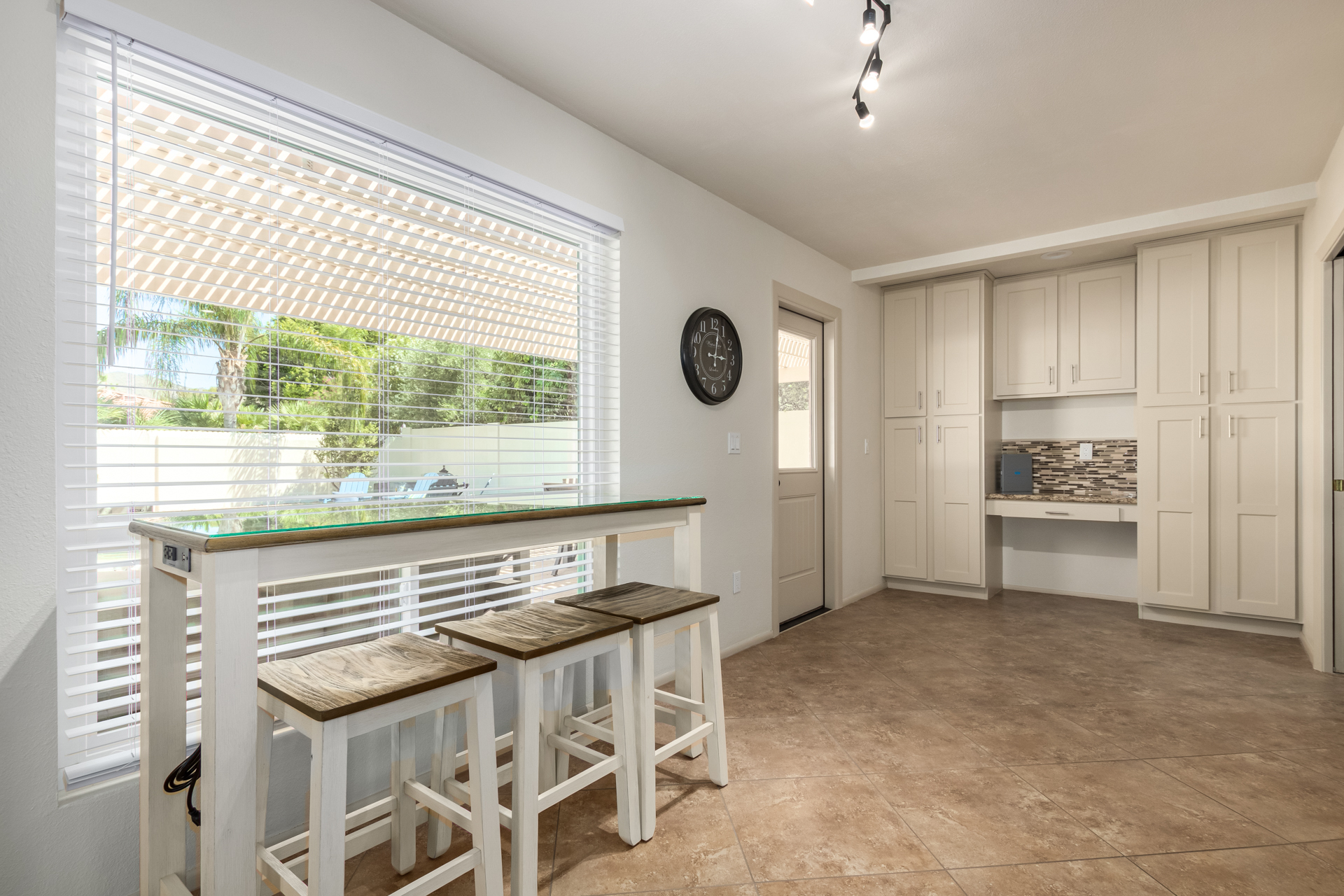 Breakfast bar off kitchen