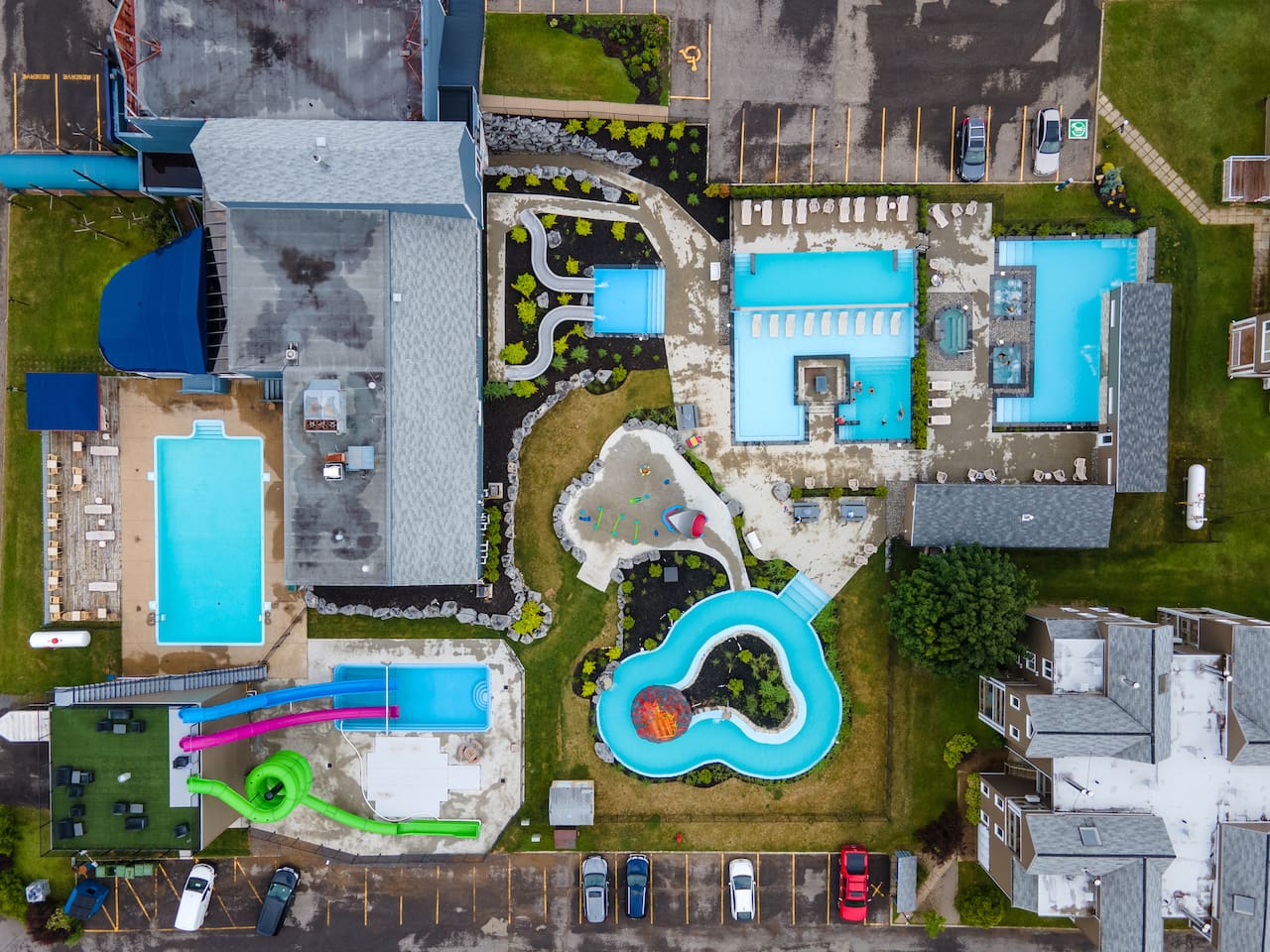Gratuit sur le site même, en  période estivale :
Parc aquatique avec glissades, plusieurs piscines, jeux d'eaux, etc.