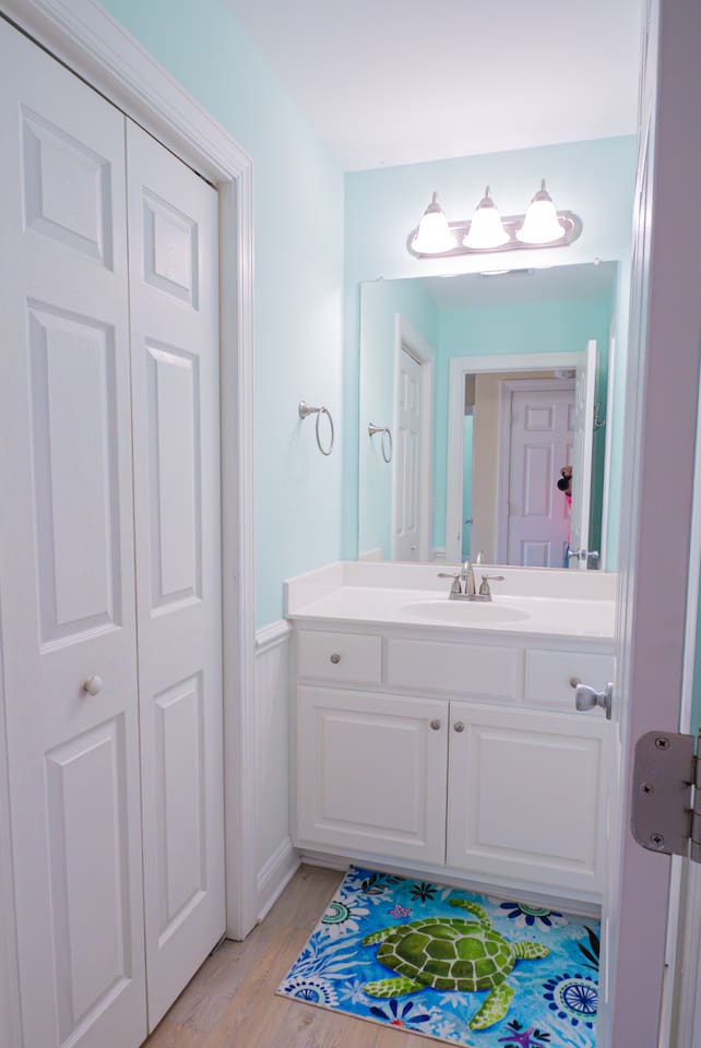 Downstairs hallway bathroom with a connecting shower/toilet room to the right. Laundry to the left.
Starter TP provided. Towels and linens provided.