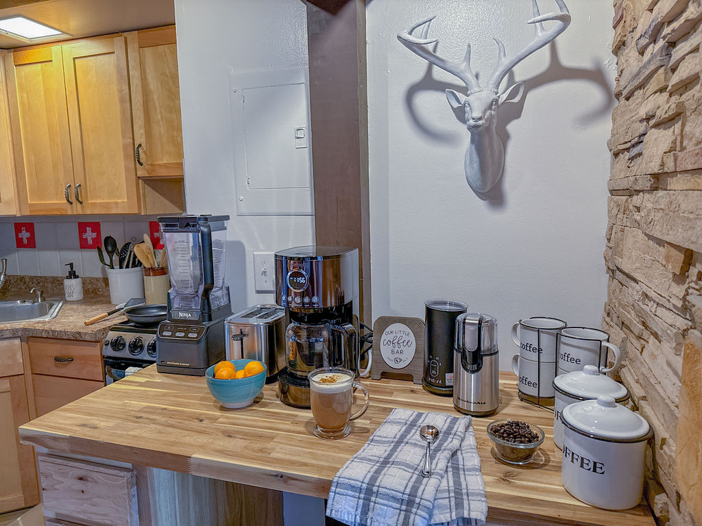 Ninja blender, toaster, coffee pot...