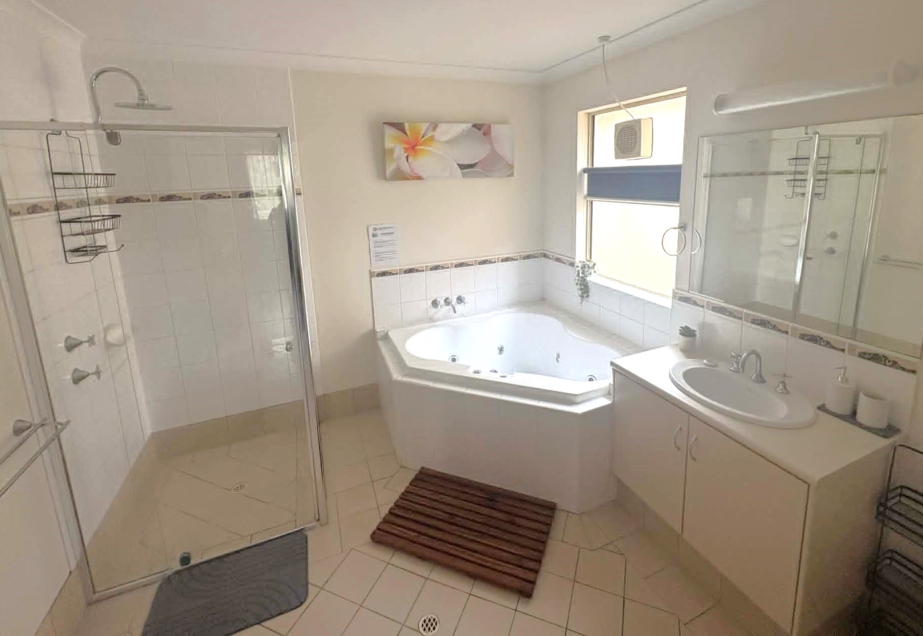 Ensuite / laundry combo features spa bath, washing machine & clothes dryer