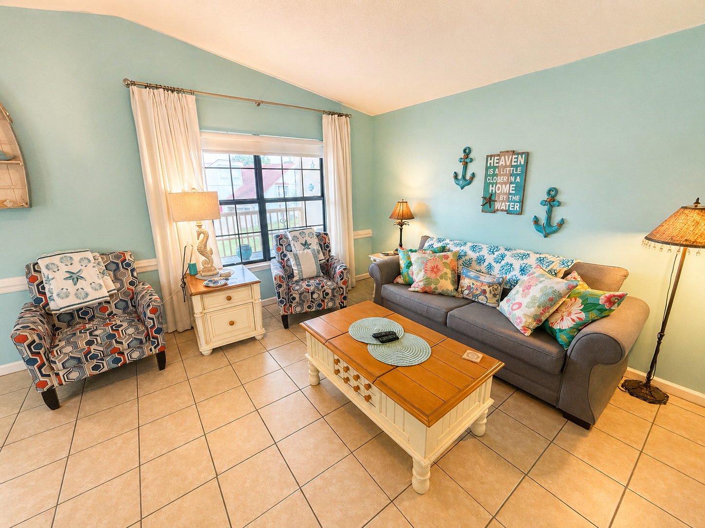 Open concept living area with vaulted ceilings