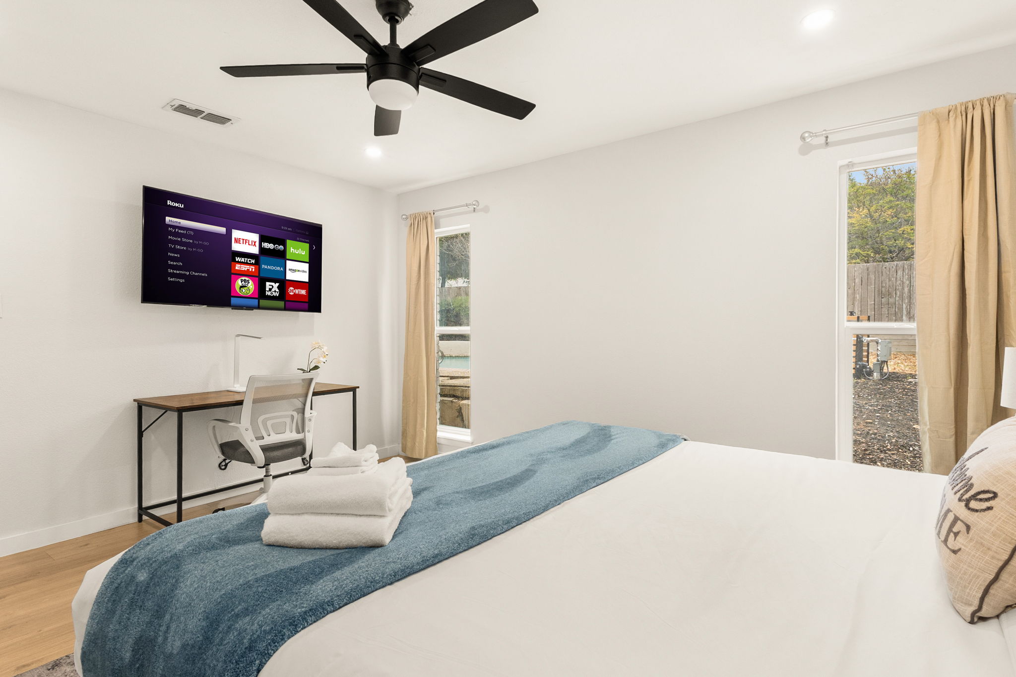 Bright, cozy bedroom with workspace and smart TV—perfect to relax or stay productive ✨
