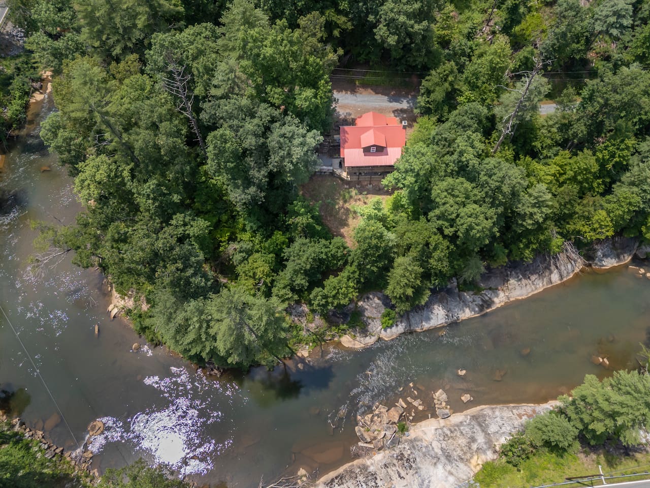 The River cabin sits on the broad river. Privately located