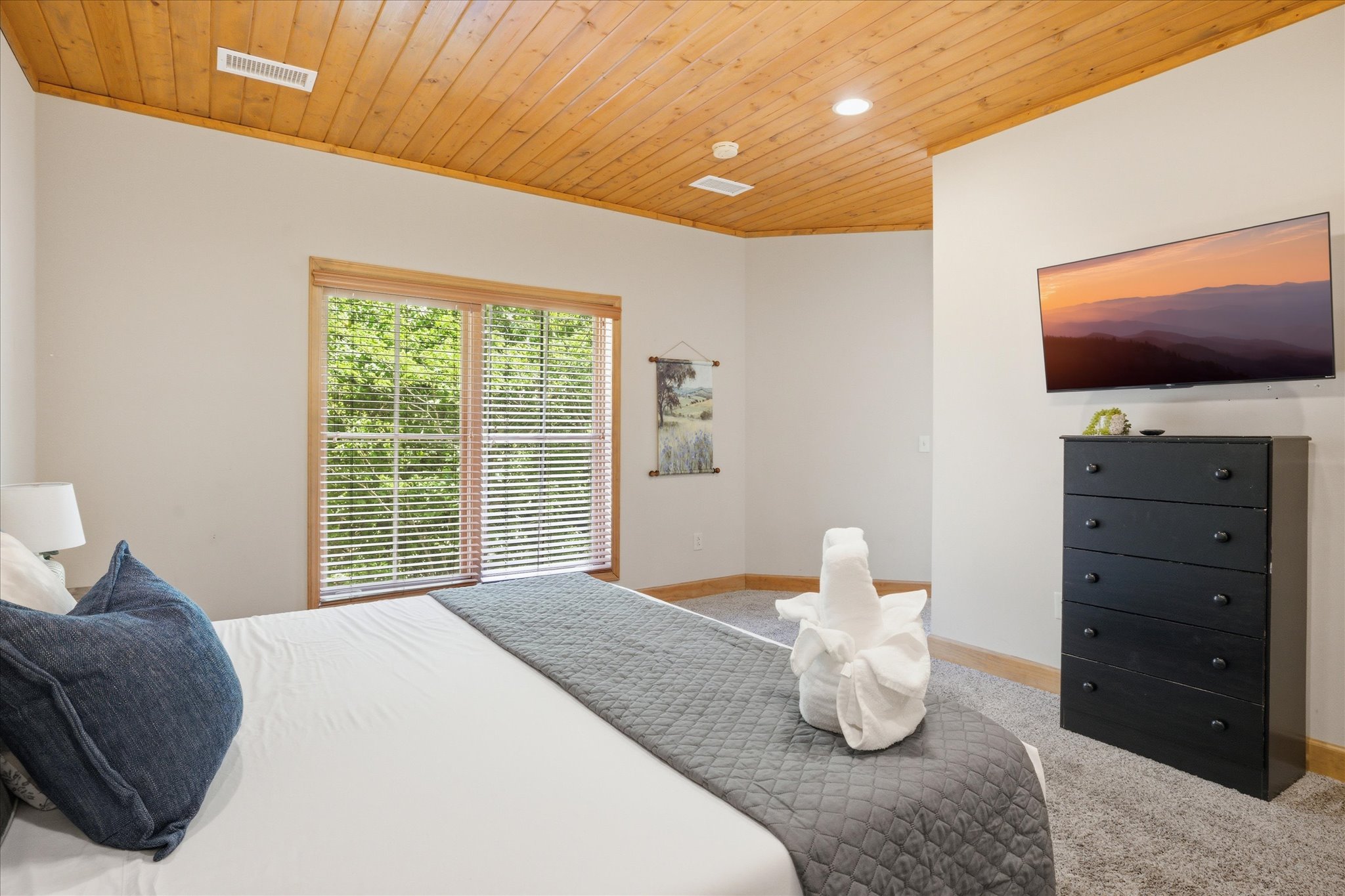 Settle into the guest king suite in Unit 322, offering a comfortable, spacious setup that makes it easy to relax and get a good night’s rest.