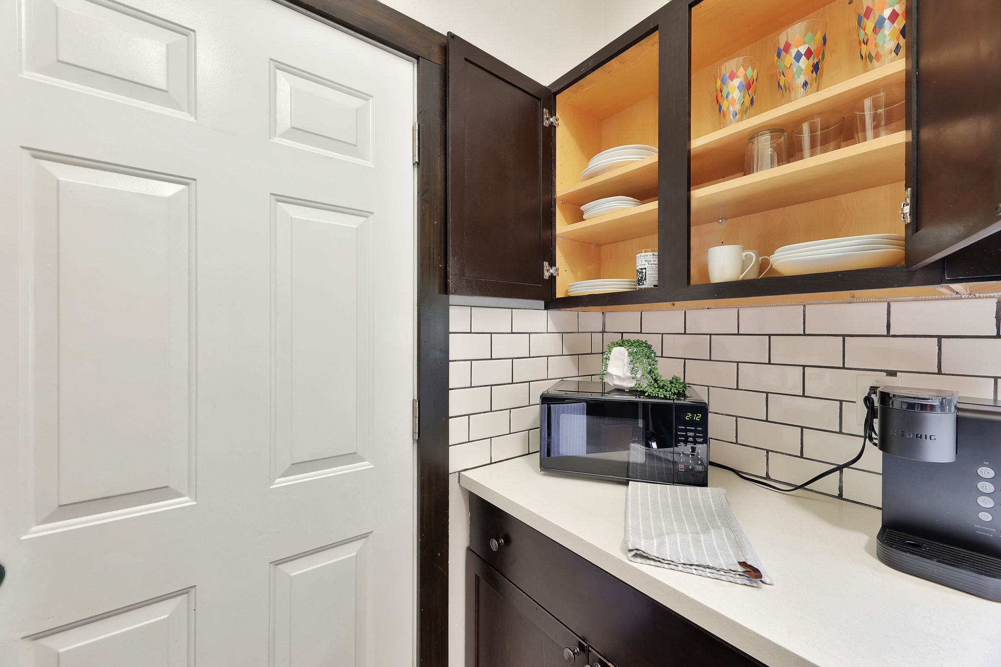 Well Stocked kitchen with plenty of bowls and cups.