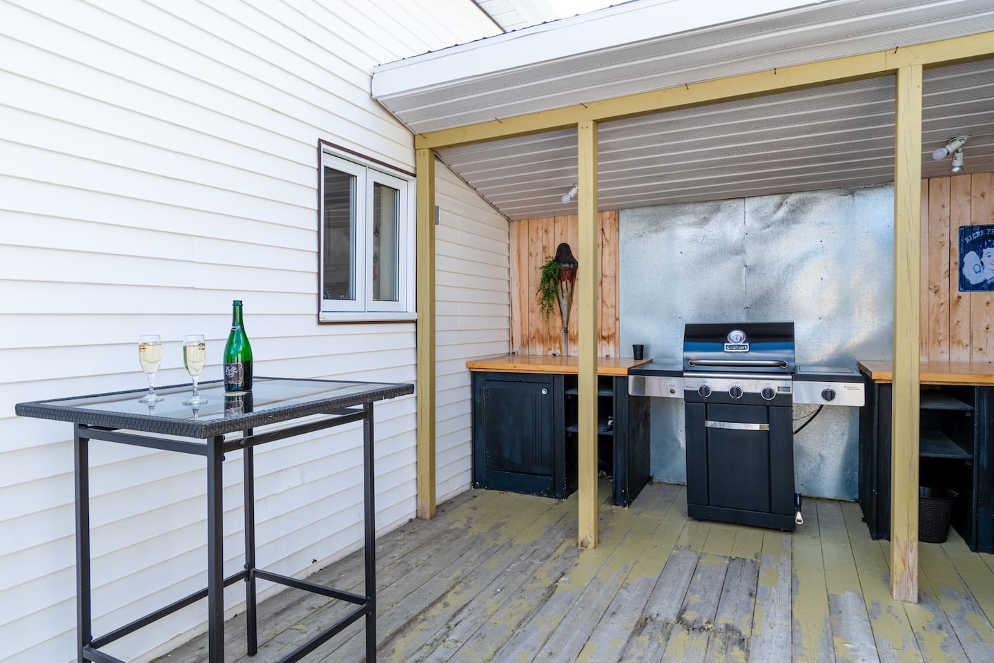Table bistro extérieur et BBQ couvert, quoi demander de mieux ?
