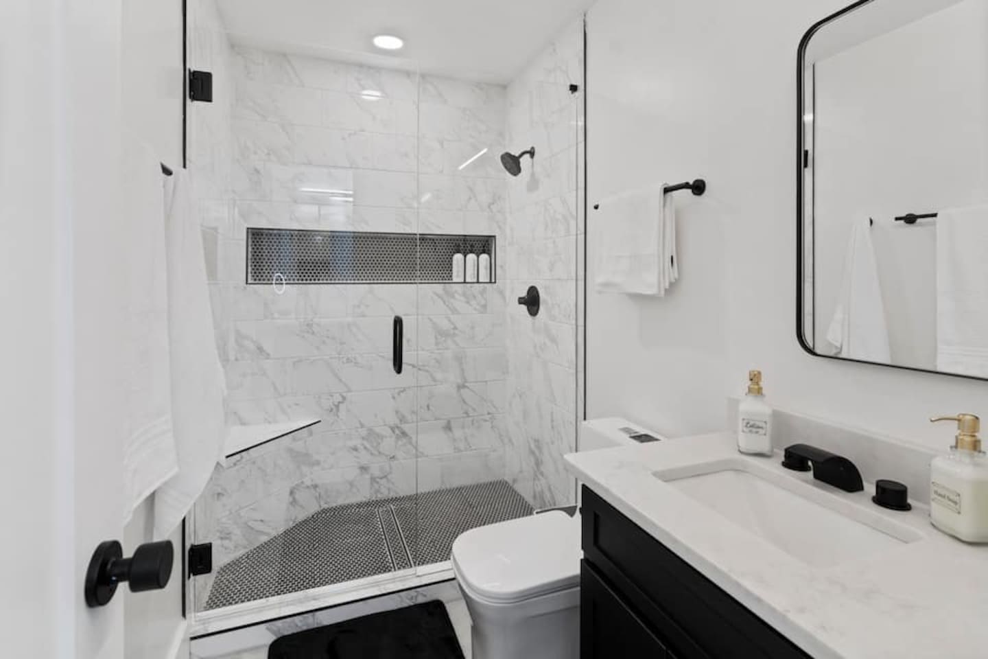 Primary en suite bathroom