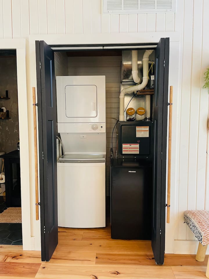 This treehouse has a stacked washer and dryer available for guests to use. 