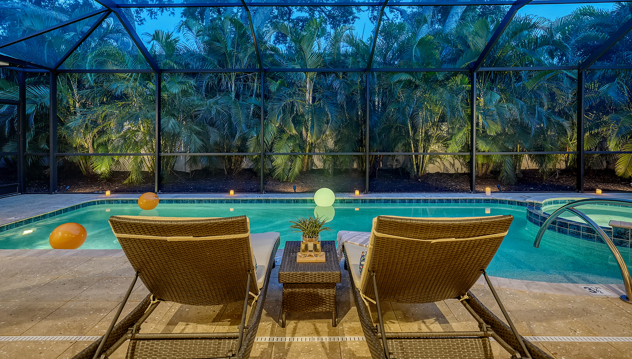 Uplighting sets the mood for beautiful evenings on the lanai