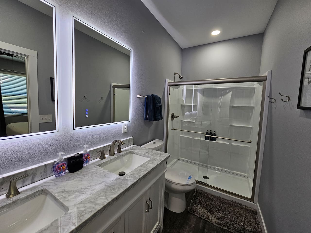 Fresh, well‑maintained bathroom with everything guests need for a relaxing stay.