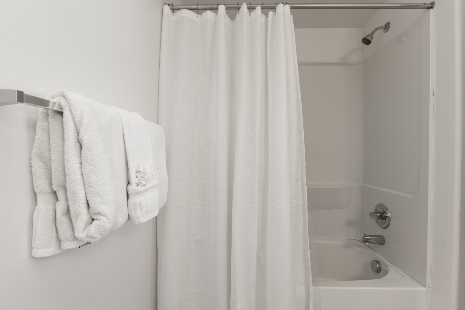 Ensuite Bathroom #1 - Tub/shower combo