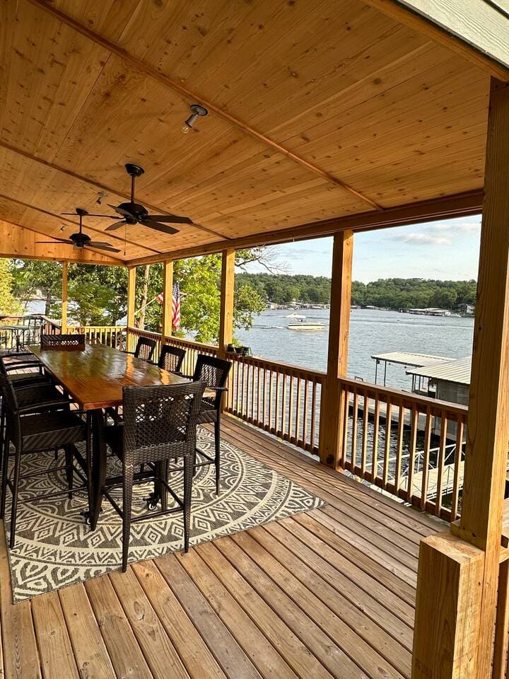 Cove-Out Cottage lakeside deck with dining table – charming lakefront cottage in Gravois Mills, Lake of the Ozarks