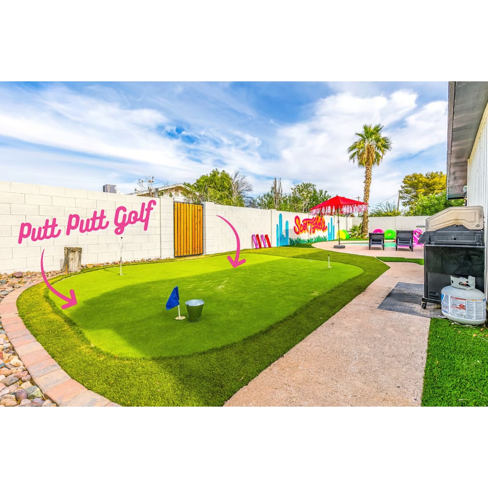 Perfect your short game on our fun backyard putting green, designed for all ages to enjoy the Arizona sunshine.