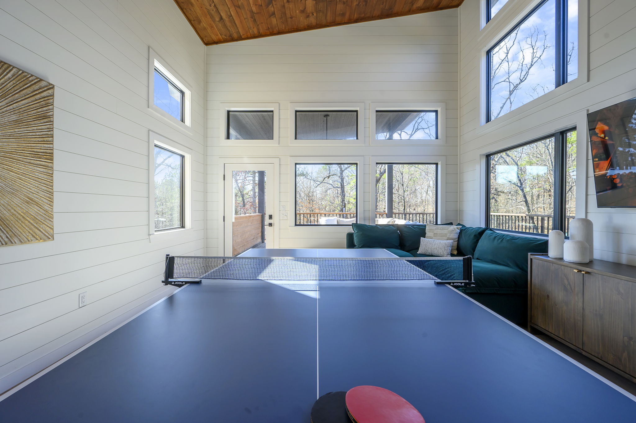 Game Room - Includes a full-sized ping-pong table + board games + Smart TV. Paddles and balls are included.