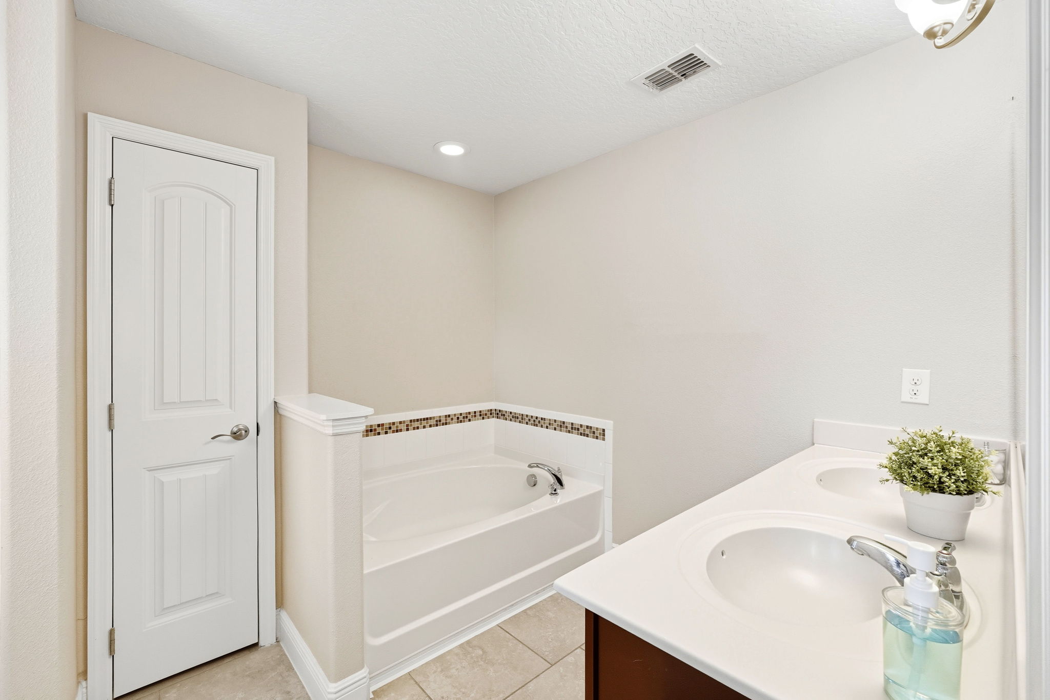King Ensuite tub
