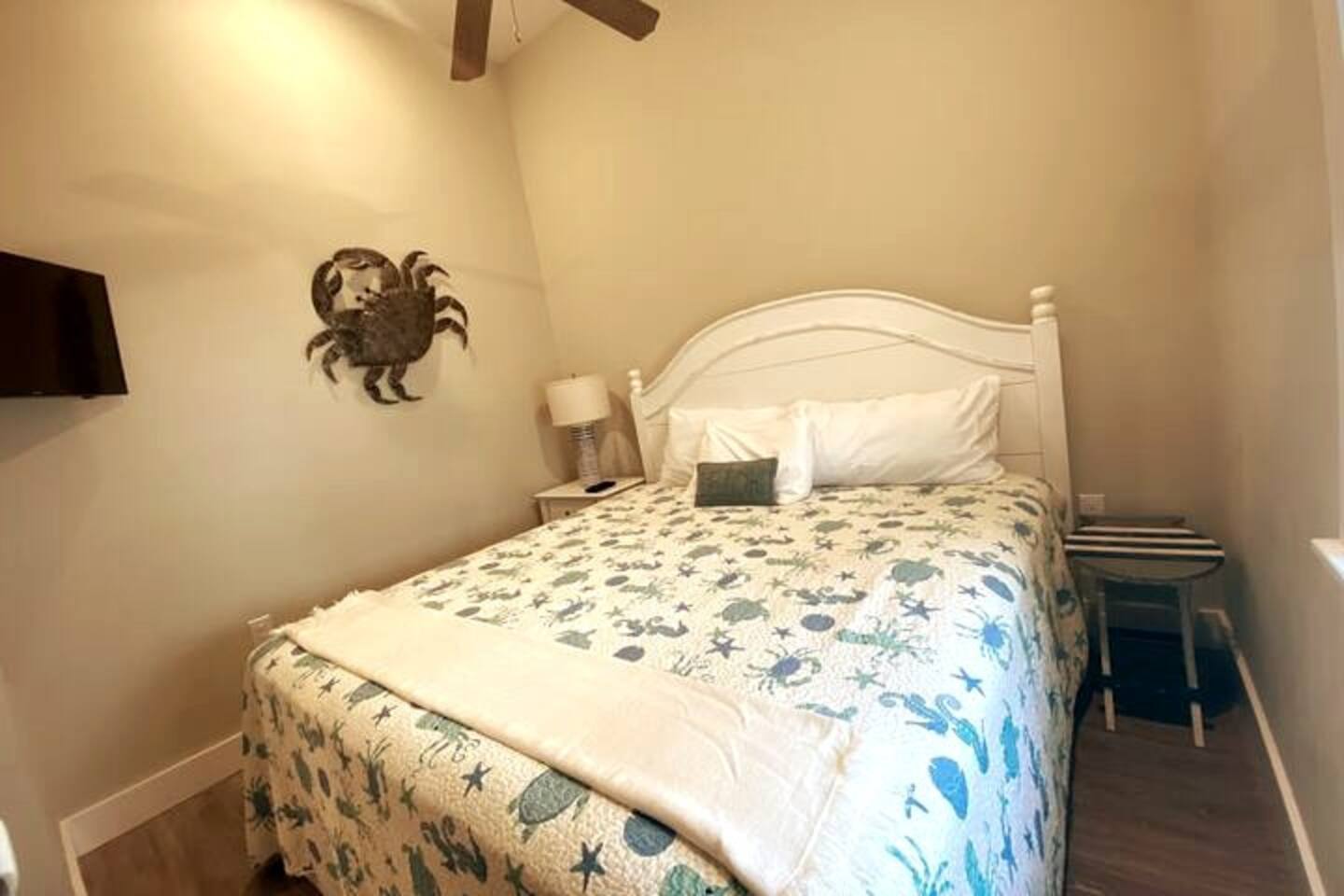 King bedroom with guest en suite bathroom