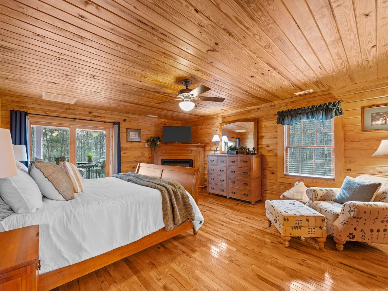 Primary bedroom located on the main level with en suite bathroom