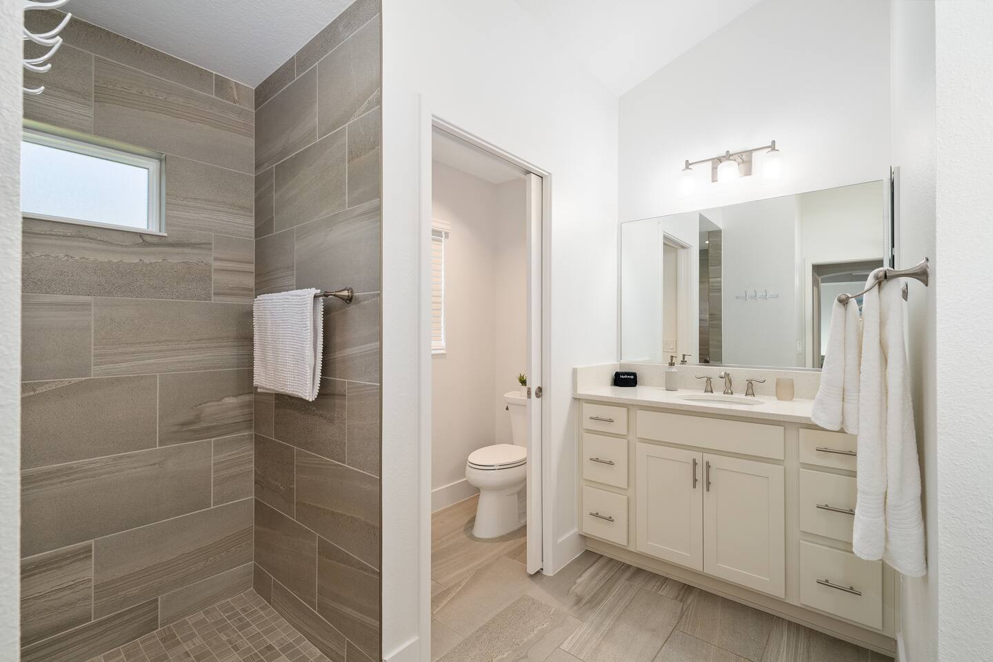 Walk-in shower with modern finishes
