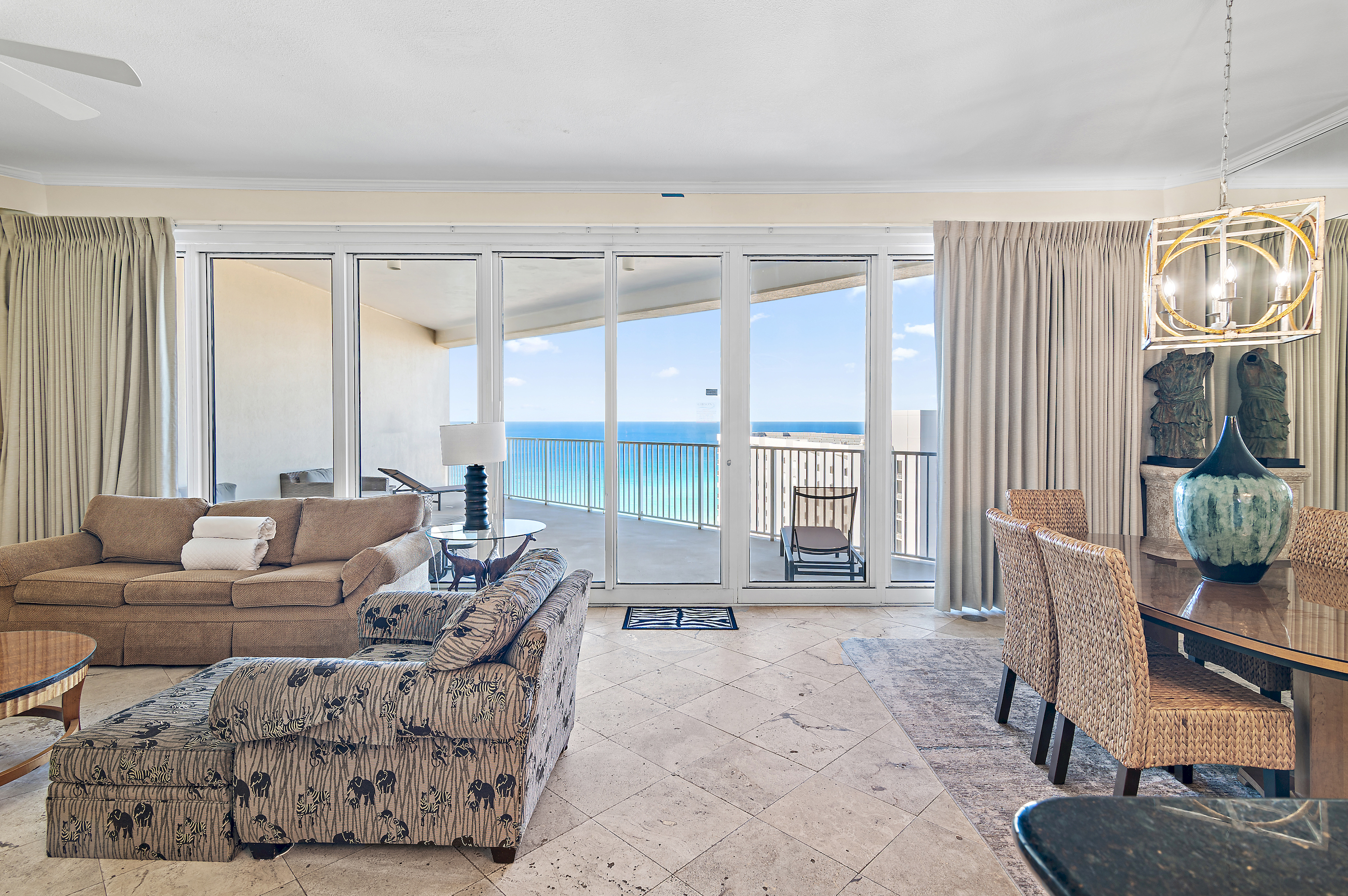 Live and Dine to the view of the shoreline!