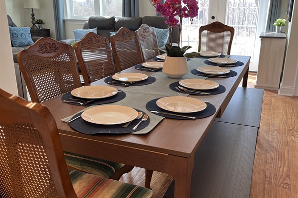 1st Guest House: Dining Table