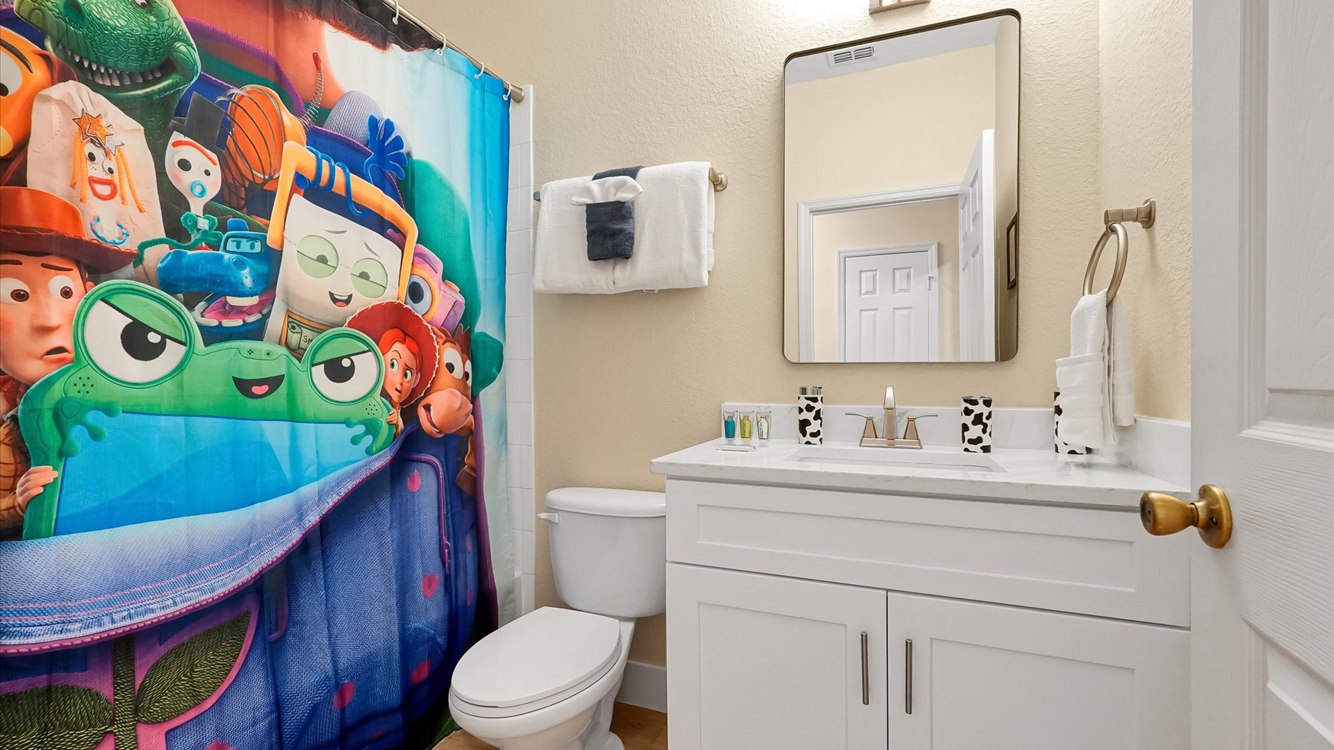 Toy Story Ensuite: Private ensuite bathroom conveniently located beside the Toy Story Adventure bedroom.