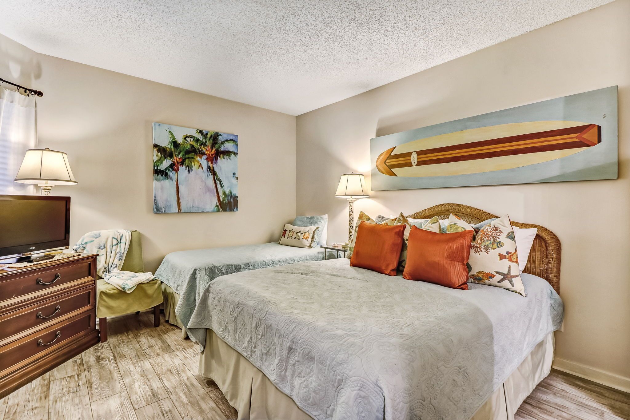 Guest room-QUEEN BED and A TWIN BED
