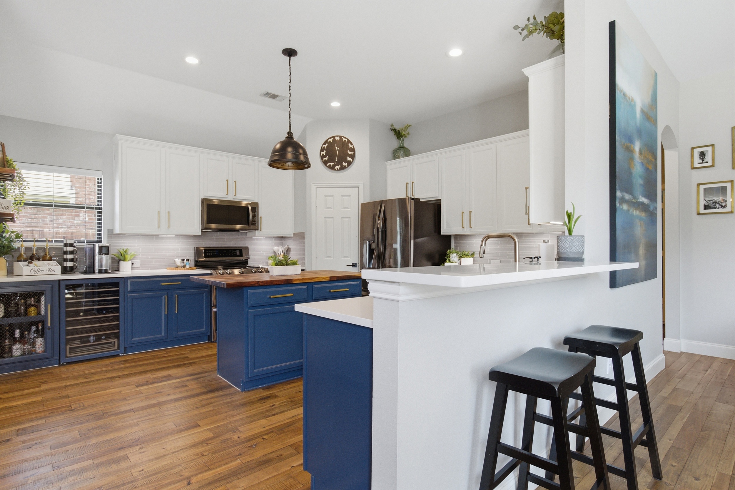 Kitchen Island with seating for 2 at the bar stools, ideal for casual breakfast or a glass of wine while cooking.
