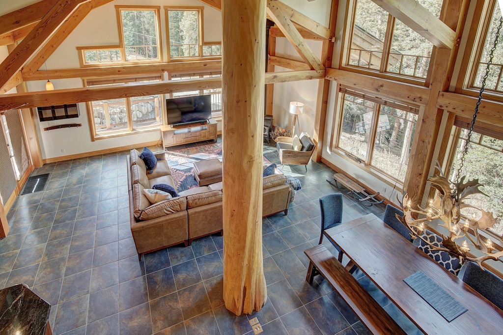 Pet Friendly Lovely Mtn Home Close To Skiing!