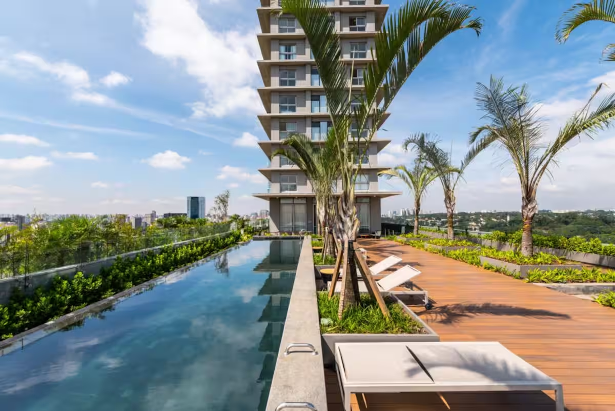 ☀️ Piscina com borda infinita e deck de madeira, com espreguiçadeiras para relaxar ao sol.