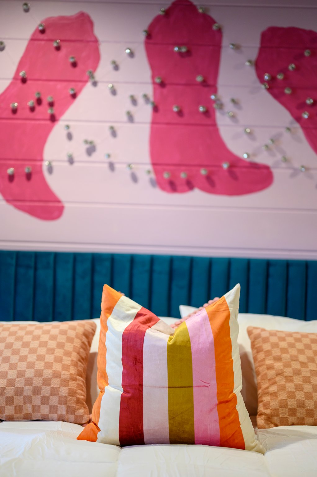 This room is full of charm and cozy vibes–very cutesy!