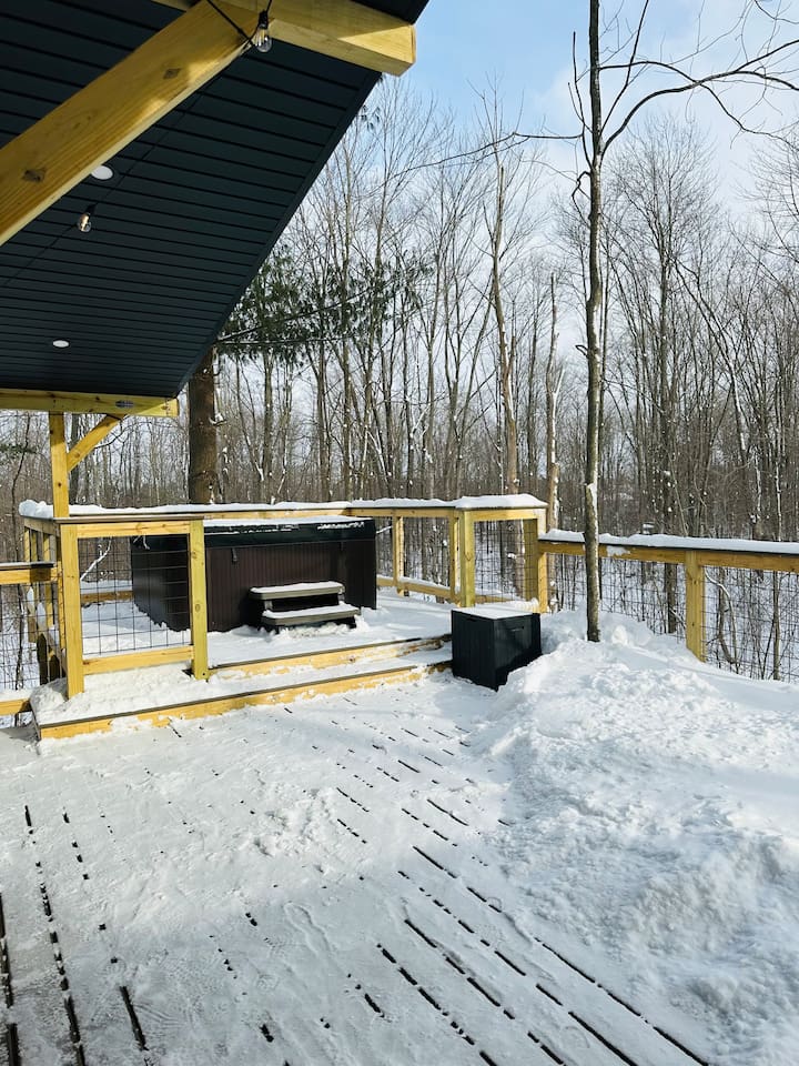 The treehouse deck offers a luxurious outdoor experience with a private, elevated hot tub. The hot tub is available 365 days 24/7. Additionally, you can enjoy a refreshing outdoor shower, May 15-October 15.