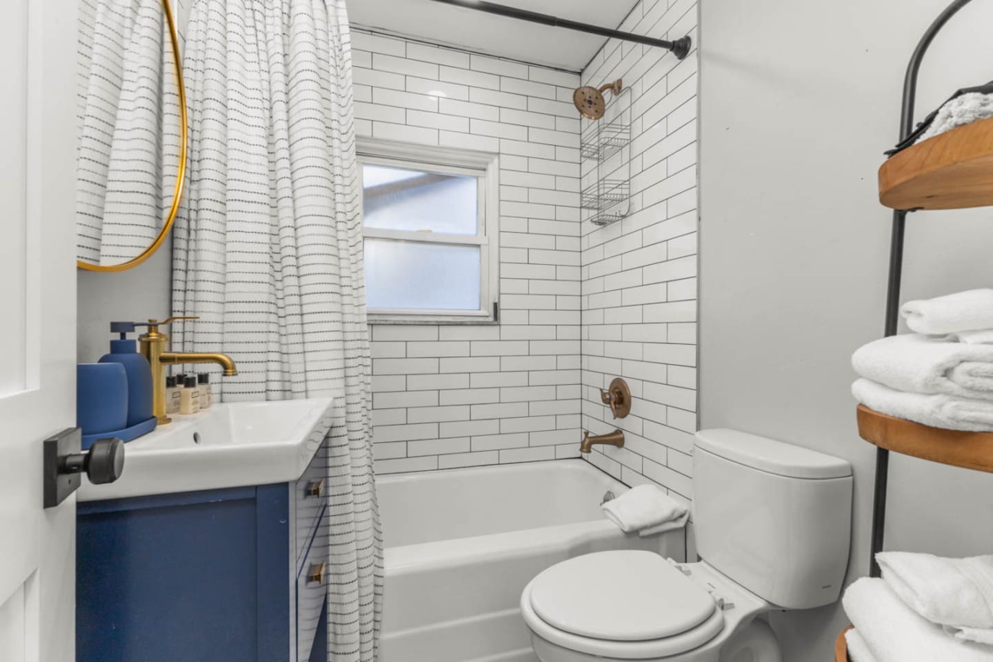 Ground Level - Ensuite Bathroom #1 with Tub/Shower Combo