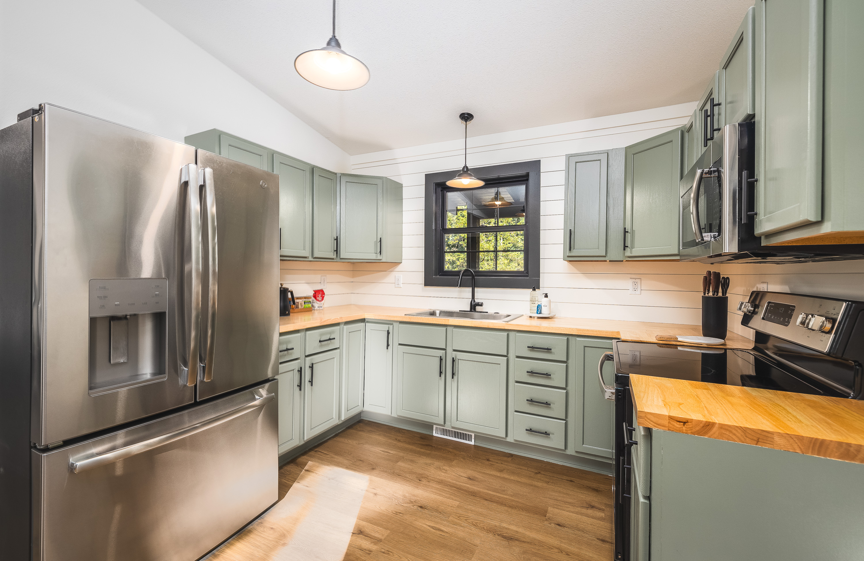 Fully stocked kitchen!