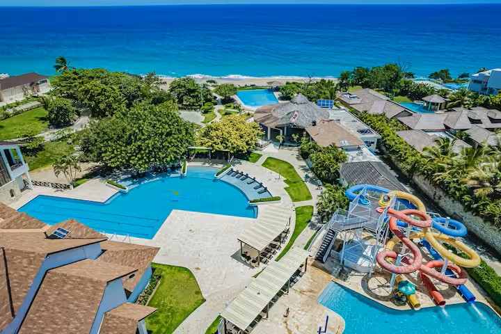 El Portico pools - free access