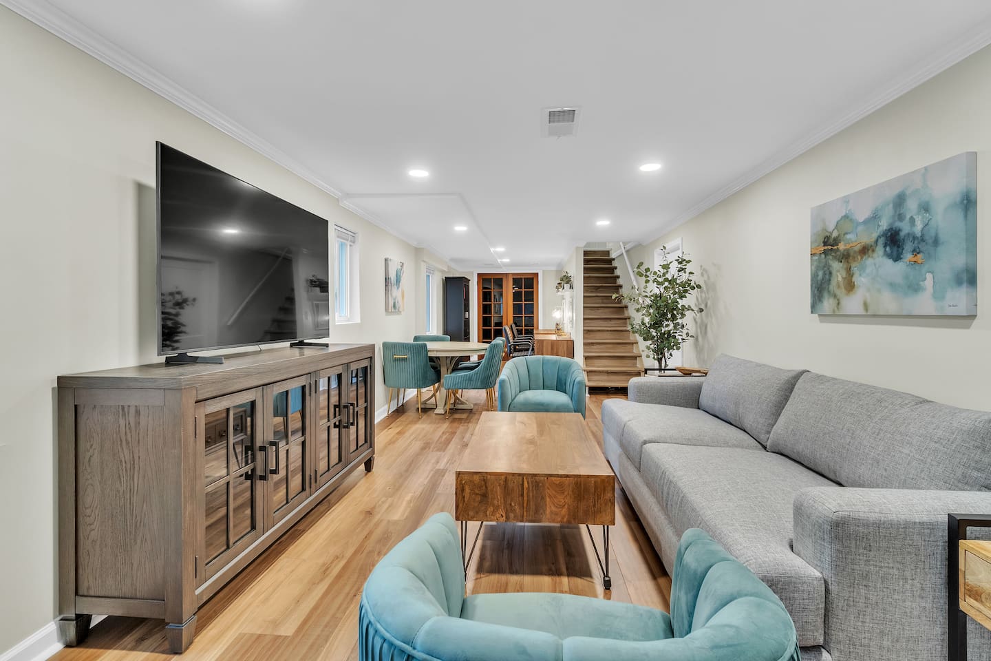 Two living rooms = double the fun! It's as simple as that. The basement living room and the main family space come with 4k UHD Smart TVs.