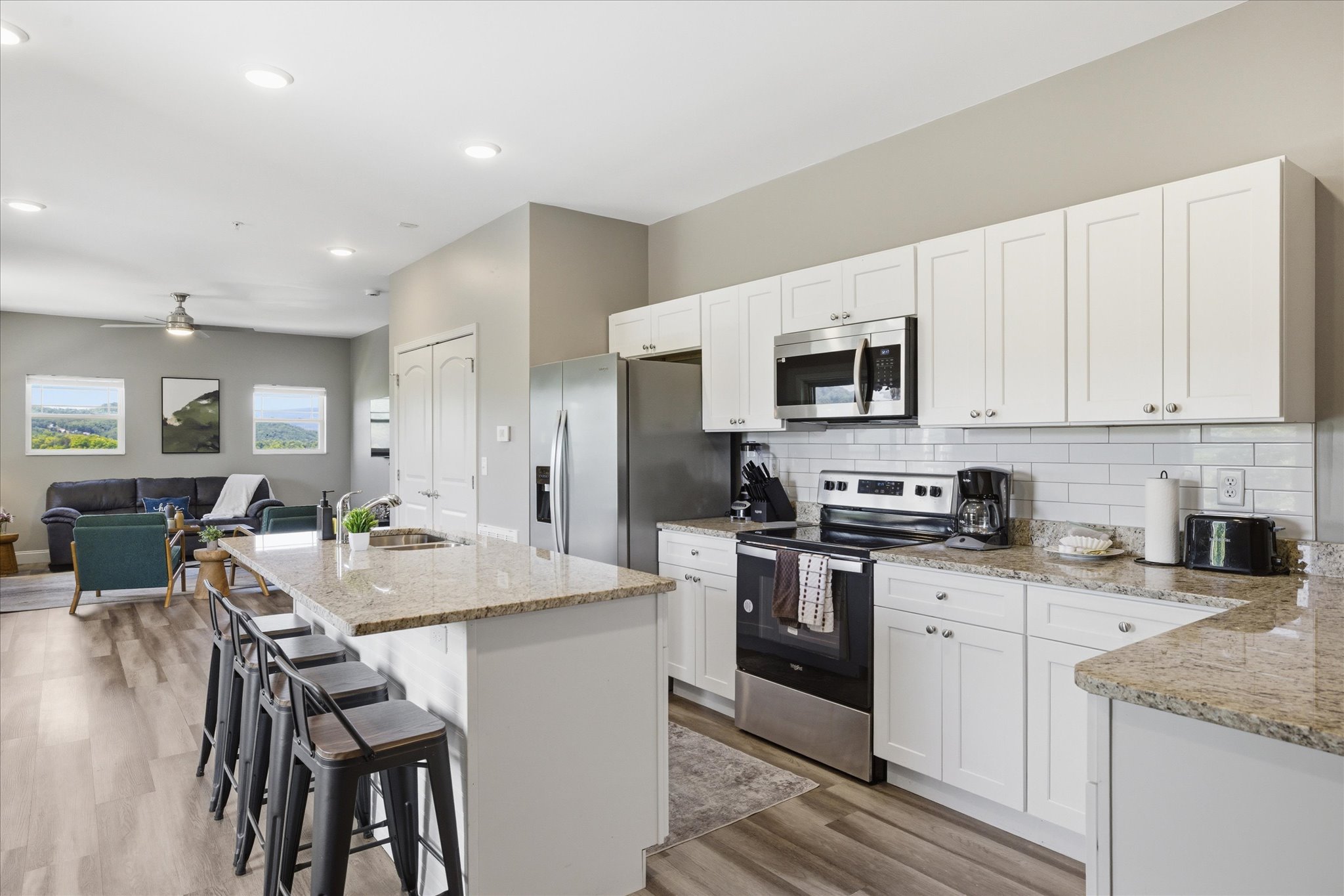This kitchen gives you room to actually use it—spread out, prep here, plate there, and keep the conversation going the whole time. It’s built for groups that don’t want to feel crowded.