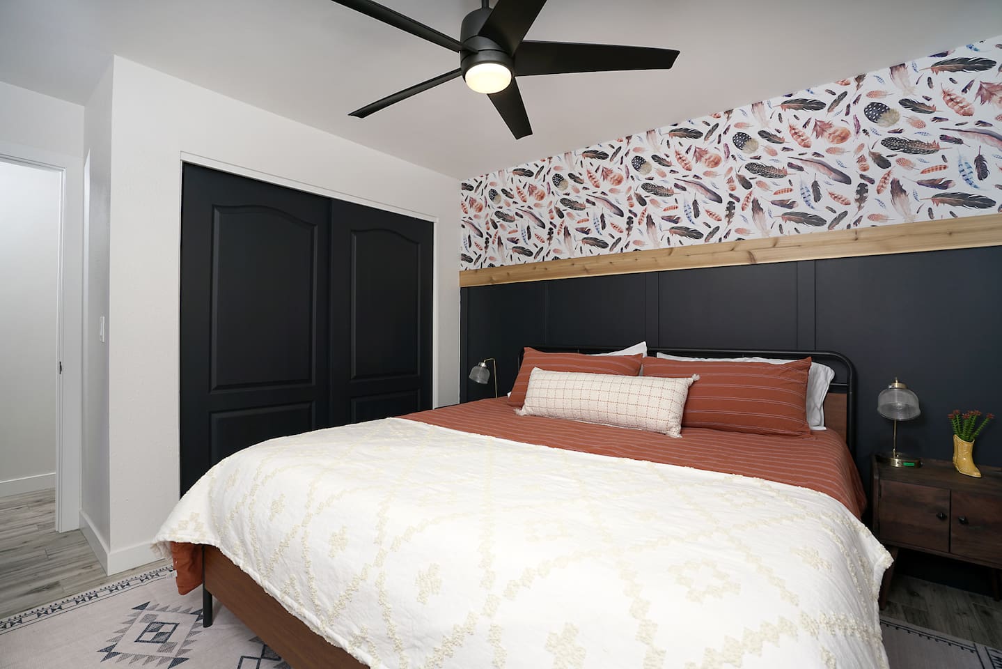 King size bed with closet & en-suite bathroom