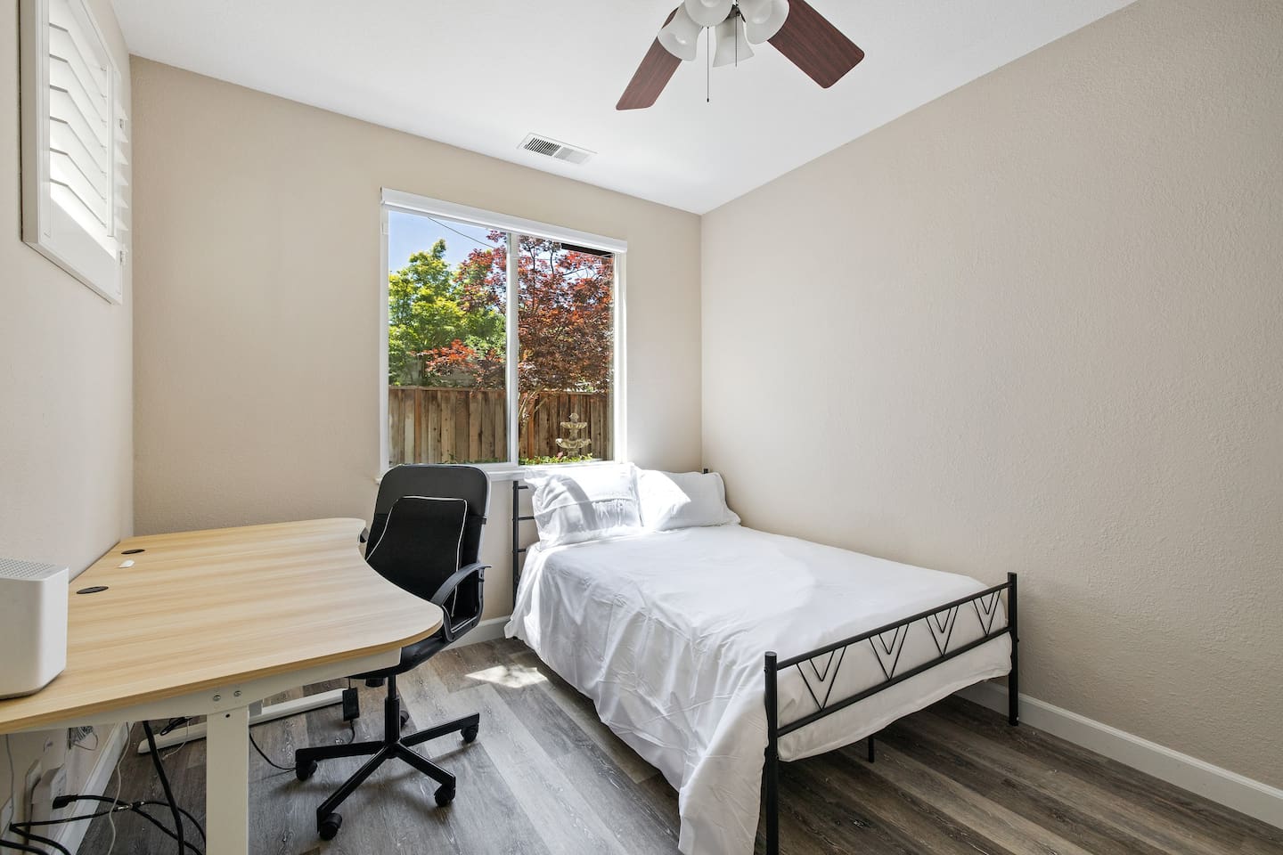 Bedroom 5 with Double bed + electrical standing desk and desk chair