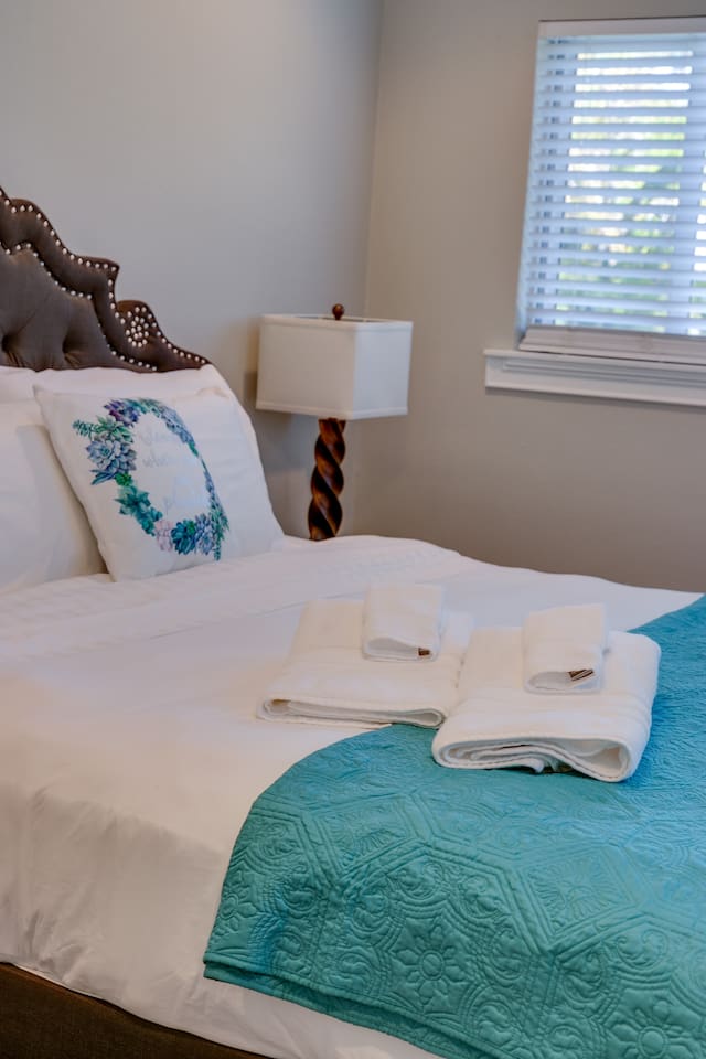King Master Bedroom (Split Floor Plan)