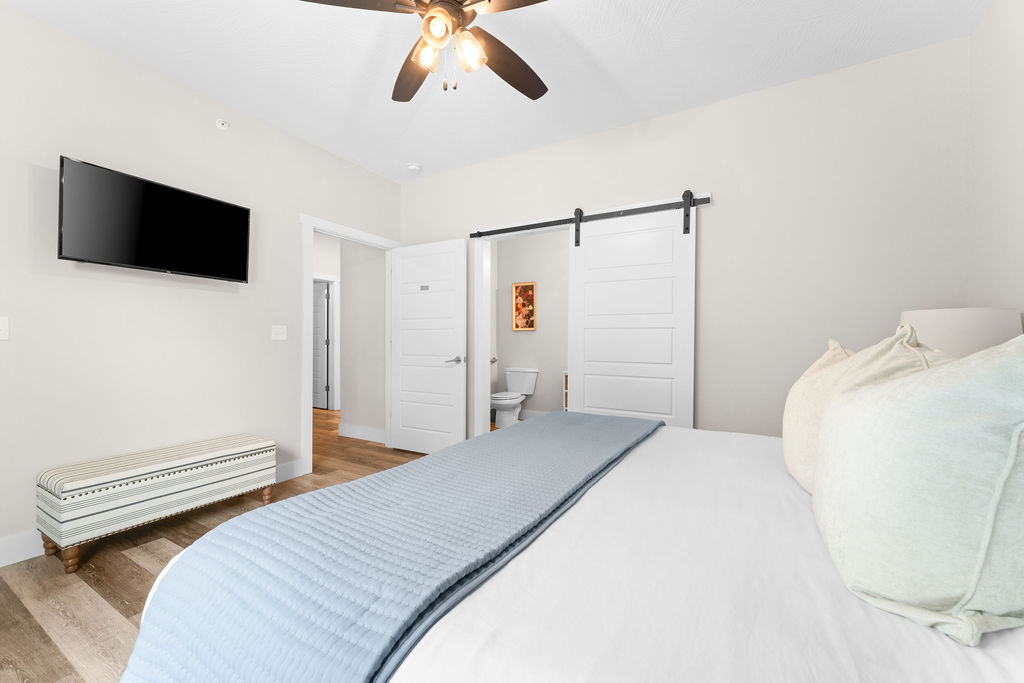 Main level King bedroom w/ ensuite