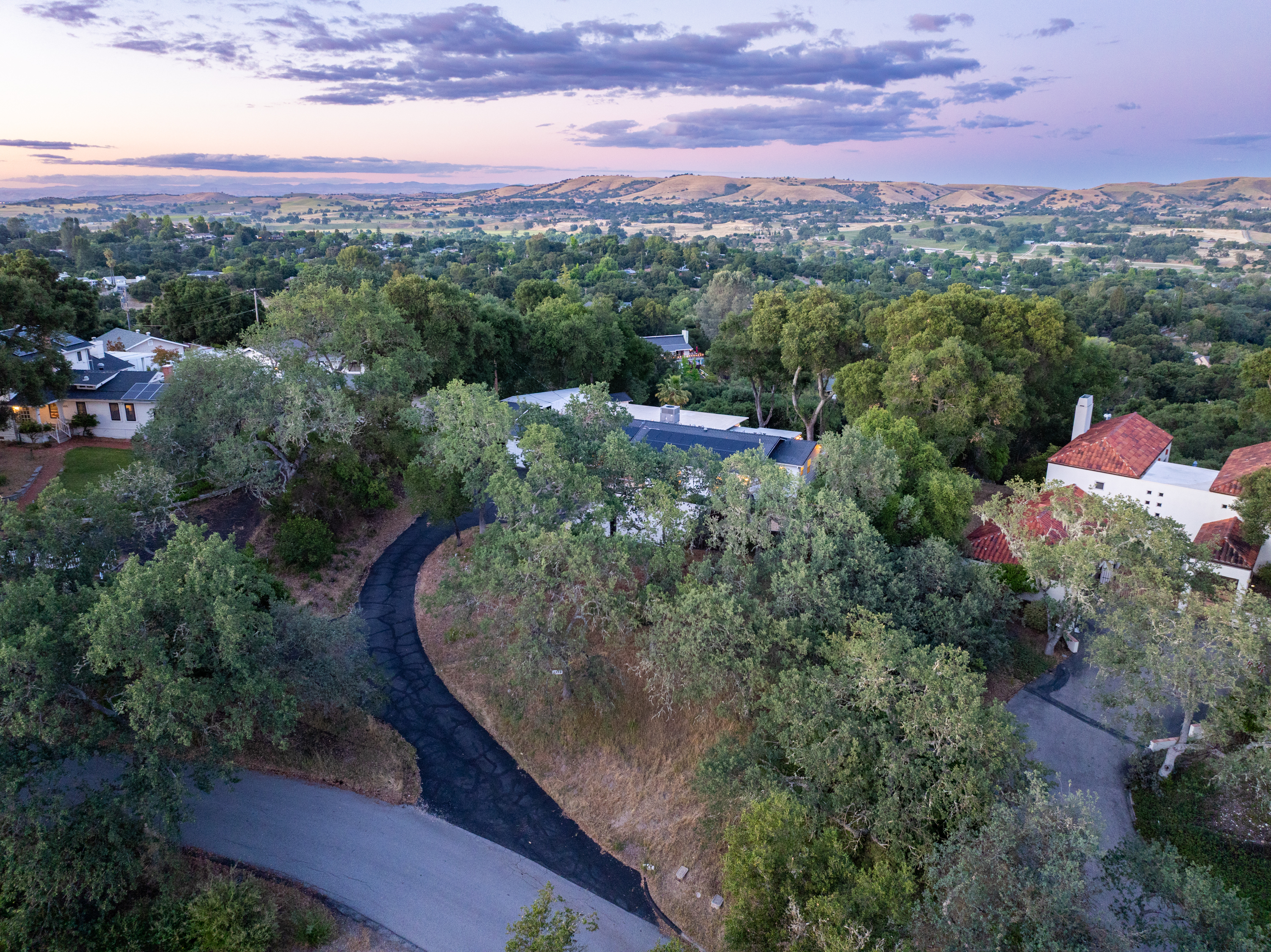 Enjoy the endless horizon from this peaceful countryside retreat.