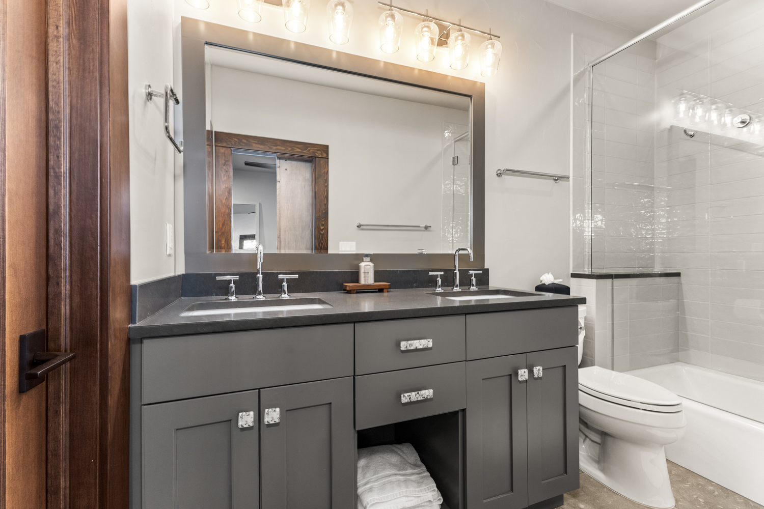 Lower Level Ensuite Bathroom 2 | Tub and Toilet