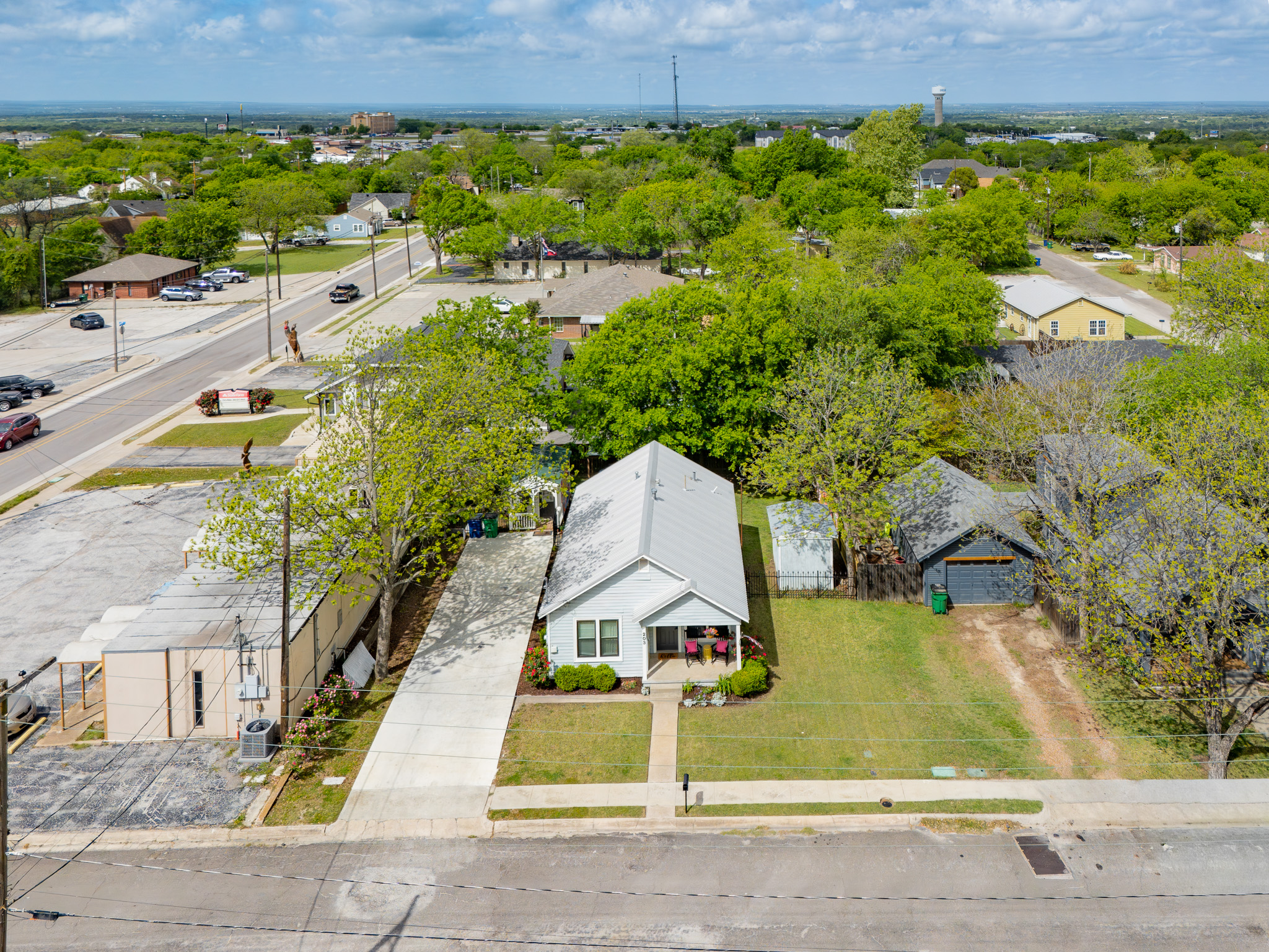 1 block from the Historic Decatur Sqaure