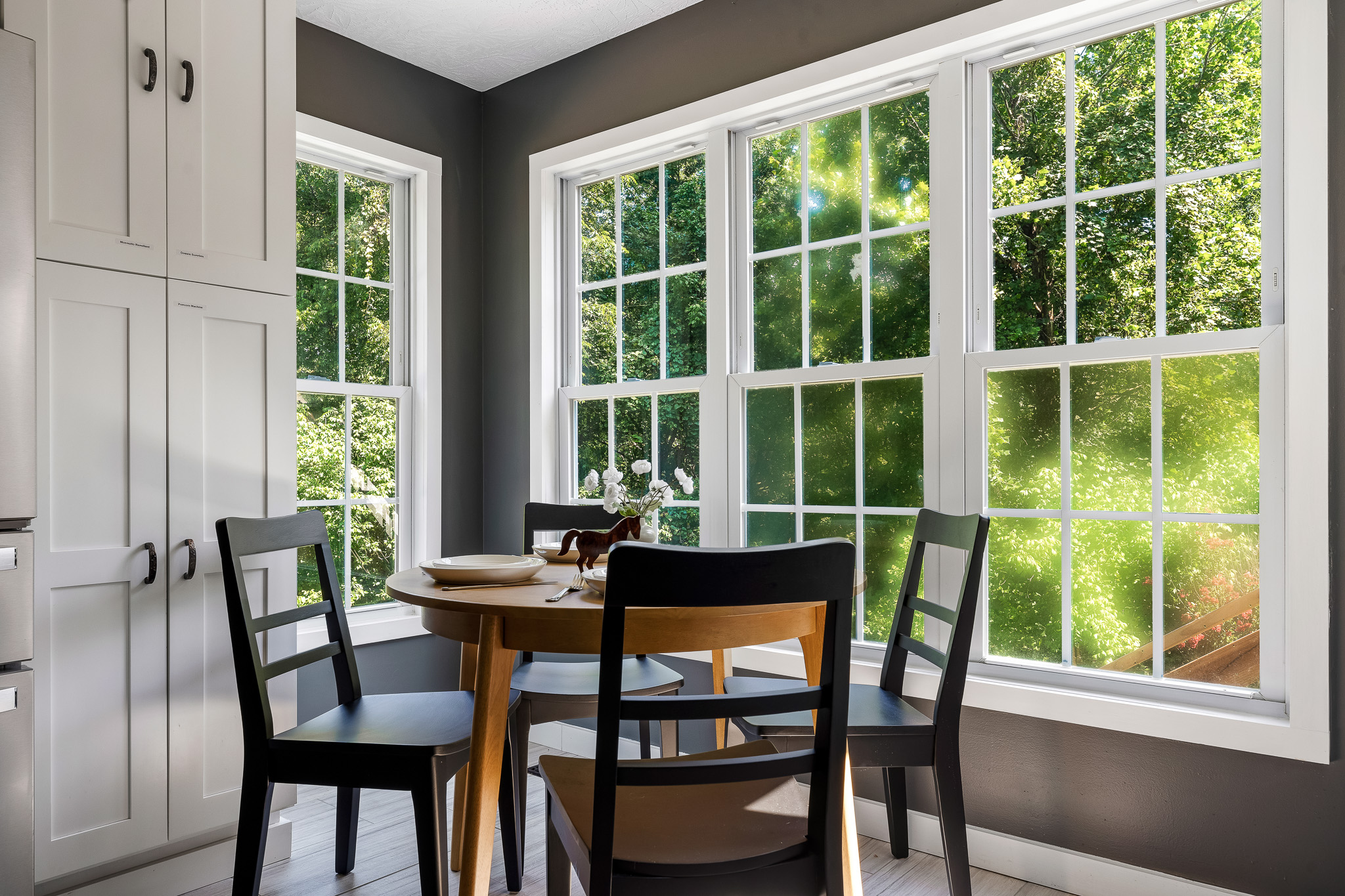 Breakfast Nook: Seating for 4