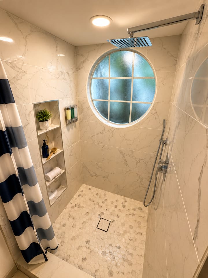 Full bathroom 1, with modern walk-in shower.