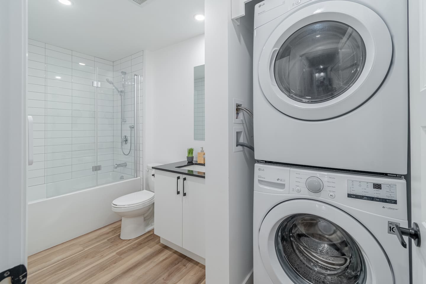 Salle de bain complète avec un bain-douche, laveuse et sécheuse !
