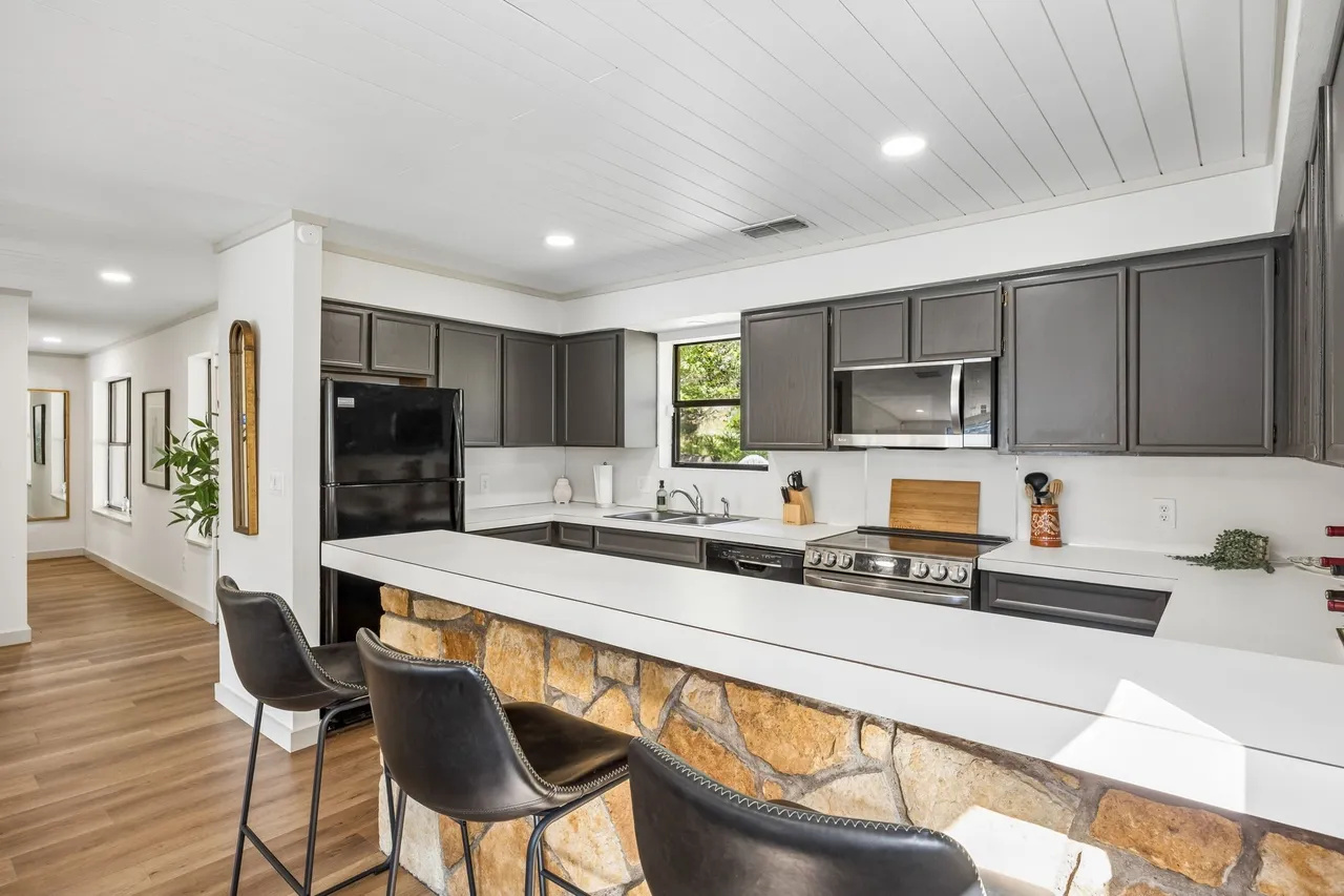 Fully equipped kitchen with island seating.