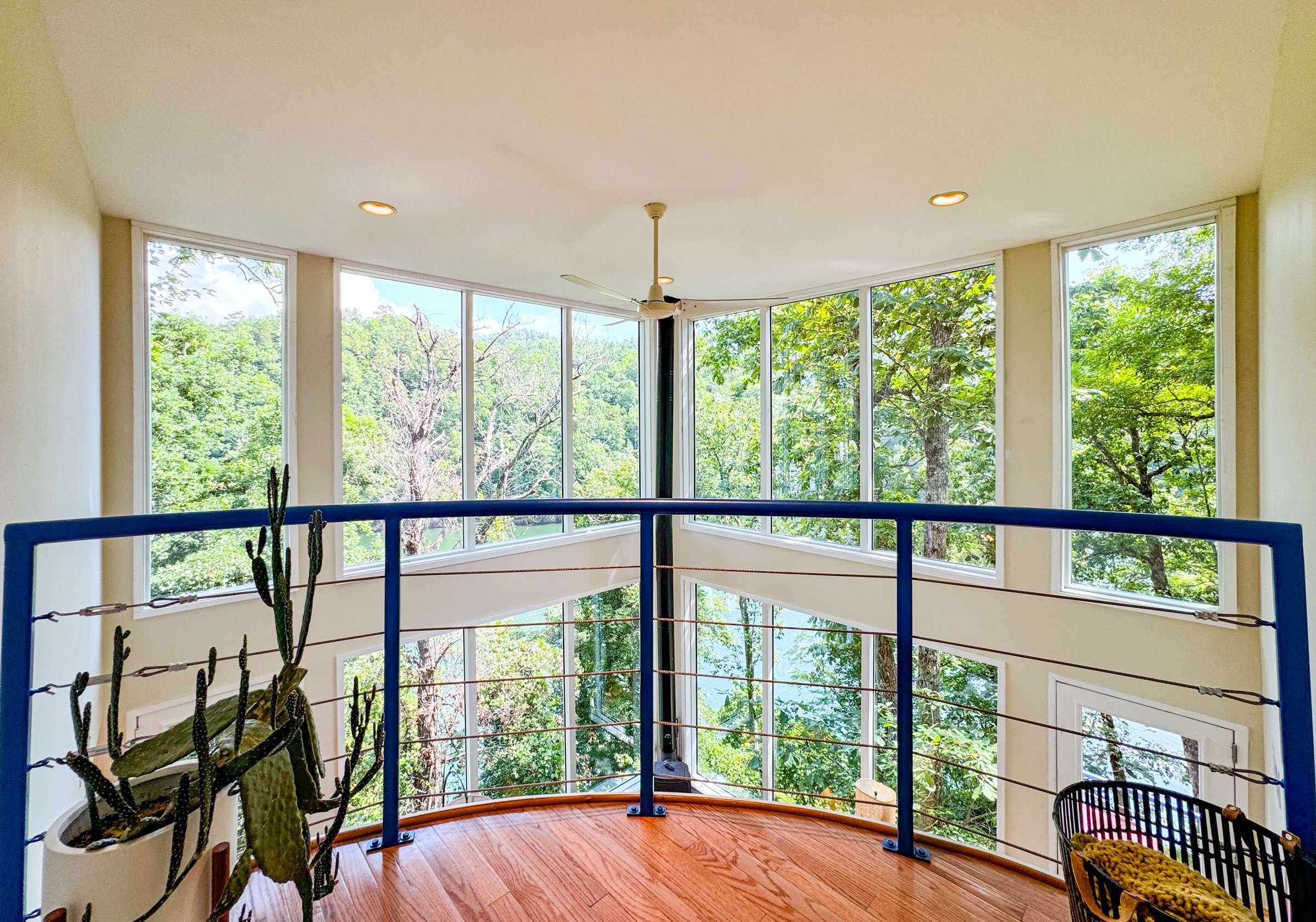 beautiful balcony overlooking the living room. You will enjoy the feel of being high up in the trees! Very unique! 